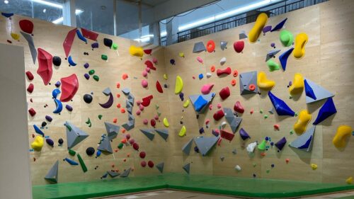 茨城県のクライミング施設「ボルダリングジム フライハイト」